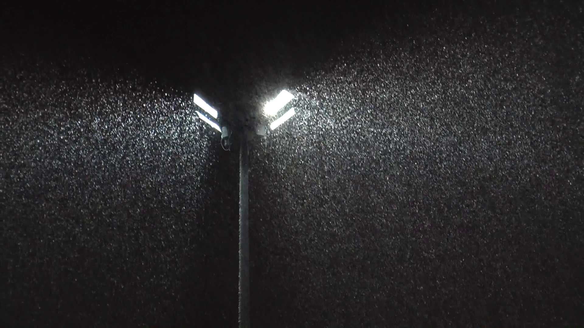 high-street-lamp-illuminates-the-falling-snow-dark-winter-night_hen-iw9zg_thumbnail-full01